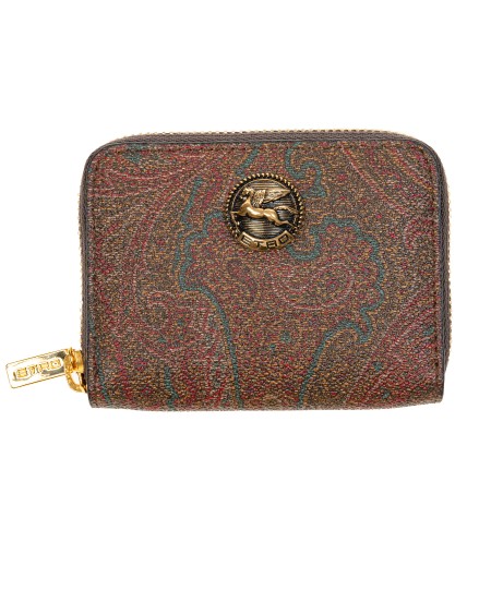 Shop ETRO  Portafoglio: Etro portamonete realizzato nell'iconico tessuto Paisley jacquard con logo Pegaso.
Chiusura con zip.
Composizione Esterno: Tessuto di cotone Paisley jacquard (76% cotone 24% poliestere) spalmato con grana opaca e doppiato in tela.
Interno: 100% pelle di vitello.
Fodera: 100% nylon.
Accessori metallici con finitura dorata.
Made in Italy.. 1N083 8555-0600